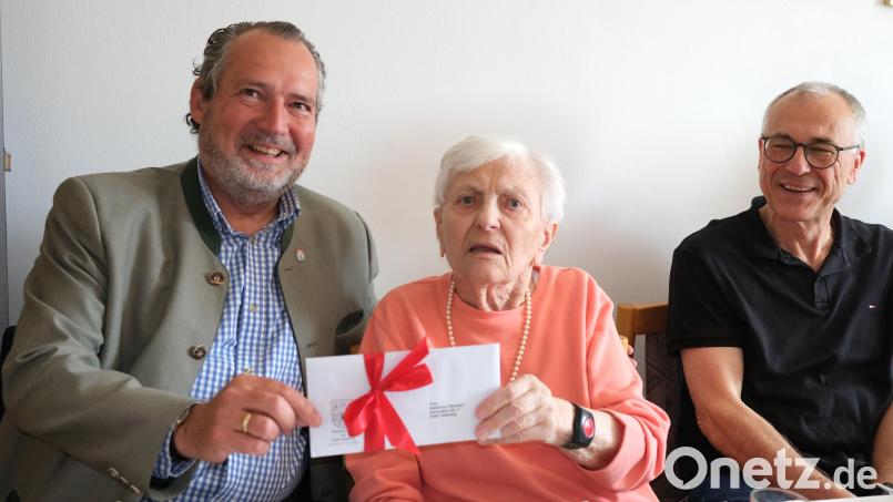 Bürgermeister Frank Zeitler gratulierte Katharina Zitzmann zum 90. Geburtstag und überreichte ihr ein Kuvert mit drei Nabburg-Zehnern. Auch ihr Sohn Werner Zitzmann (rechts) feierte mit der Jubilarin. Bild: Hirsch