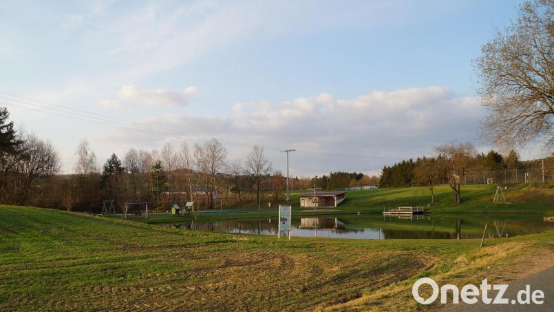 Das Areal um den Badeweiher ist ein Platz, an dem sich Jung und Alt für verschiedene Aktivitäten treffen können. Erfreulich, dass für die Pflege des Mehrgenerationentreffs im Jahr 2024 weniger ausgegeben werden musste als angesetzt. Bild: wel