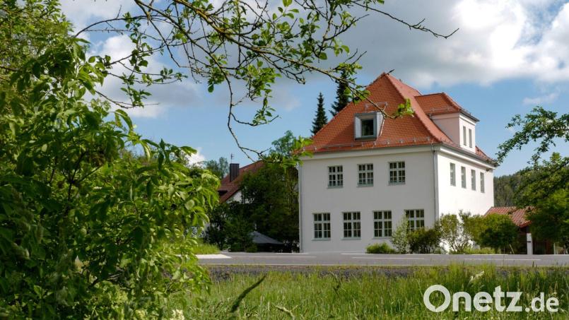 Mitten in Maiersreuth steht das alte Schulhaus, das im Rahmen der Dorferneuerung mit großzügigen Fördermitteln des Amts für Ländliche Entwicklung saniert wurde. Bild: F. D. Beer