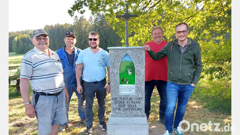 Das Marterl steht, sie haben es geschafft und strahlen: Josef Biegerl, Alois Biegerl, Alexander Graf, Hans Biegerl und Tobias Ehrenfried (von links). Bild: Georg Lang