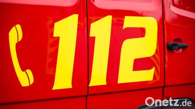 Die Feuerwehrleute gingen von Haus zu Haus, um bis zu 350 Menschen zu evakuieren. Auch eine Justizvollzugsanstalt wurde geräumt. Symbolbild: Daniel Vogl/dpa