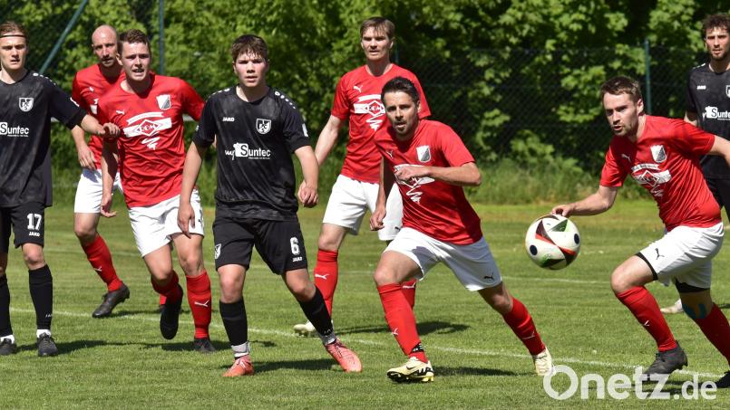 Was erwartet die Kemnather um Abwehrmann Matthias Plank (Dritter von rechts) im ersten Relegationsspiel gegen die SG Chambtal? Bild: mhs