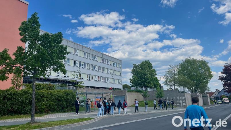 Schüler sammeln sich nach dem Einsatz in der Jahnstraße und warten auf den Bus. Am Eschenbacher Gymnasium kam am vergangenen Freitag eine Droh-Mail an. Bild: Gabi Schönberger