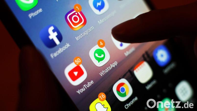 Ein Smartphone-Display mit Symbolen von Social-Media-Apps. Eine Frau hat sich mit einem Kommentar zu einem Verbrechen in einem Netzwerk strafbar gemacht und muss nun vor dem Schwandorfer Amtsgericht die Konsequenzen tragen. Bild: Yui Mok/PA Wire/dpa