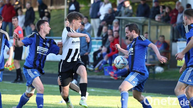 Der SV Neusorg (schwarz-weiße Trikots) besiegt die SG Utzenhofen/Kastl mit 2:1 nach Verlängerung. Bild: Dieter Jaeschke
