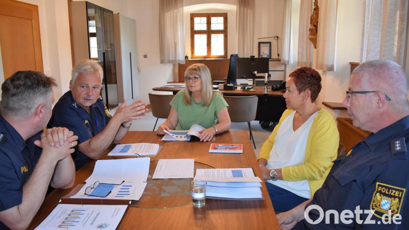 Der Dienststellenleiter der Polizeiinspektion Eschenbach, Werner Stopfer (Zweiter von links), und Polizeihauptkommissar Thorsten Fiebiger (links) beim Sicherheitsgespräch mit zweiter Bürgermeisterin Anita Heßler. Mit dabei war auch der Kontaktbeamte Martin Behrendt und Sabina Wächter-Sollfrank. Bild: rgr