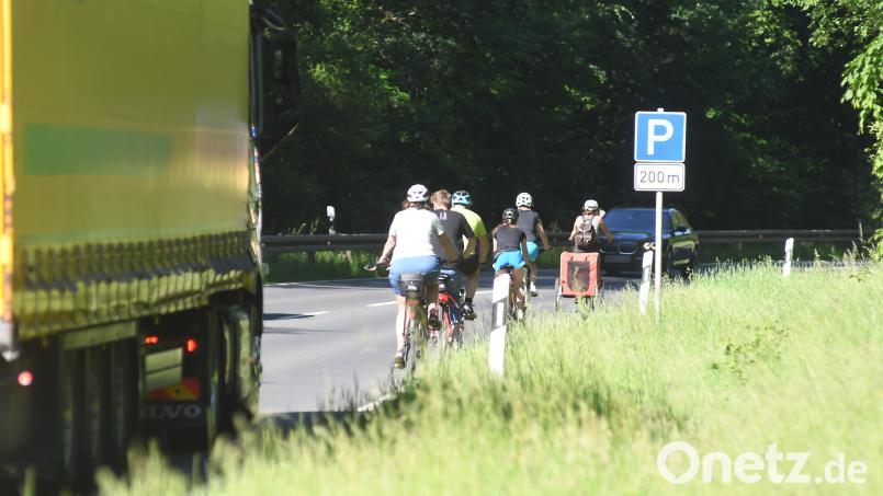 Auf der Staatsstraße 2166 fahren sowohl Fahrradfahrer als auch Kraftfahrzeuge über den Fischerberg. Einen durchgehenden Fahrradweg gibt es bisher nicht. Bild: Gabi Schönberger