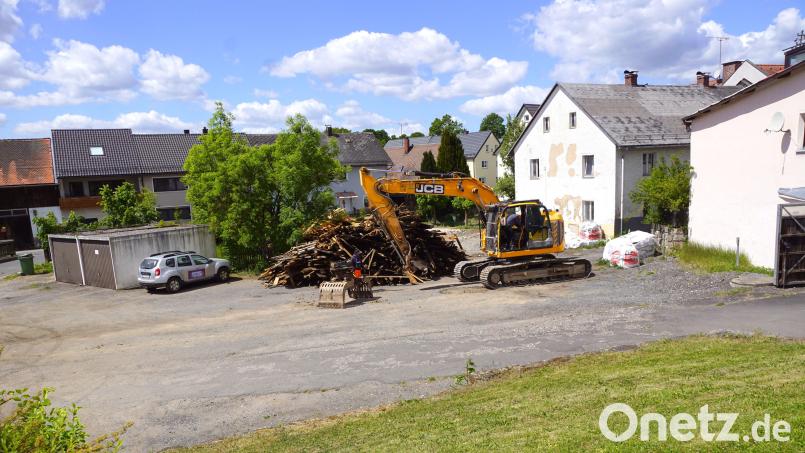 Die Scheunen auf dem Speckermühlplatz sind abgebrochen. Das dahinter stehende Wohngebäude folgt demnächst. Bild: bkr