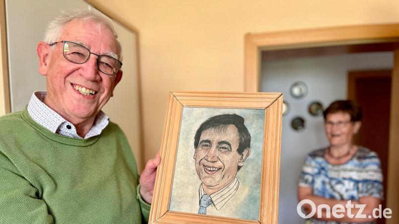 Robert Dotzauer mit einem gemalten Portrait von sich, es zeigt ihn im Alter von 50 Jahren. Damals war er Bürgermeister in Eschenbach. Im Hintergrund steht seine Frau Agnes. Bild: Gabi Schönberger