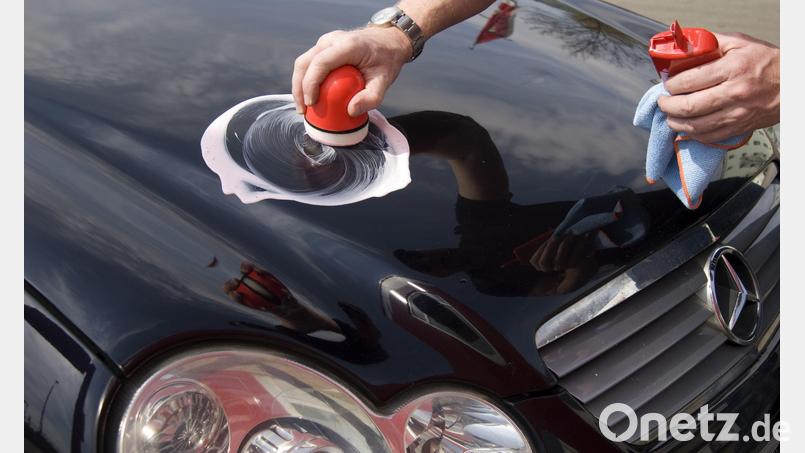 Alles glänzt, aber: Reinigungsmittel fürs Auto können gefährliche Chemikalien enthalten. In dem Fall gibt es ein Gefahrensymbol auf der Verpackung und sie muss als Sondermüll entsorgt werden. Symbolbild: Andrea Warnecke/dpa