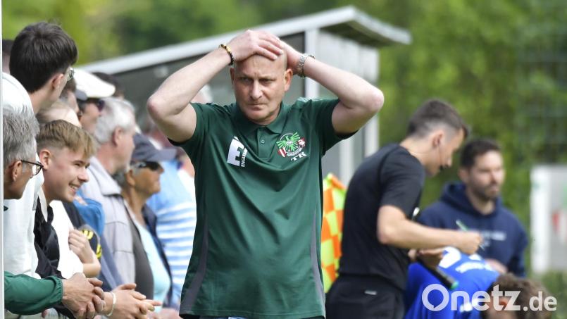 Tobias Rösl, Trainer DJK Ammerthal, freut sich über einen kompletten Kader zum Saisonende. Bild: Hubert Ziegler