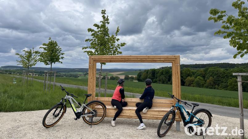 Mit den Fotorahmen bei den Raststationen am Grenzübergang Bad Neualbenreuth wird die Landschaft am Iron-Curtain-Trail noch mehr in Szene gesetzt. Bild: Touristinfo Bad Neualbenreuth/Ursula Stingl