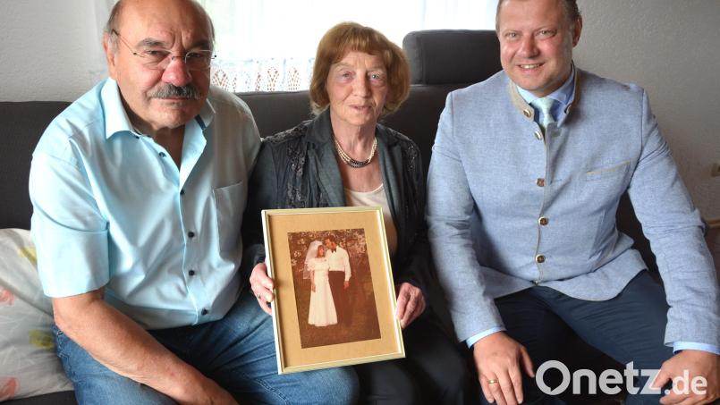 Goldene Hochzeit feierten am Freitag Anita und Hans Fuchs in Mitterteich. Die Glückwünsche der Stadt überbrachte Bürgermeister Stefan Grillmeier (rechts) mit einem Blumenpräsent. Bild: jr