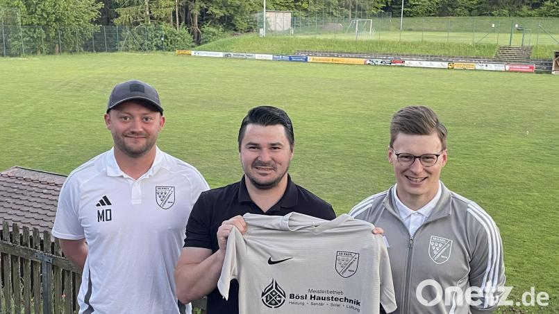 Moritz Riehl (links), Abteilungsleiter Fußball bei der DJK Utzenhofen, und Alexander Baumer (rechts), Beisitzer beim TuS Kastl, freuen sich über die Verpflichtung des neuen Trainers Daniel Hausner. Bild: Christian Hondl/exb
