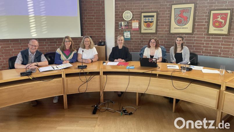 Die Hauptakteure des Jugendforums (von links): Dritter Bürgermeister Hubert Blödt, die Jugendbeauftragten Sonja Finsterer und Andrea Meier, Zweite Bürgermeisterin Elisabeth Gruber, Jugendtreff-Leiterin Leonie Böhnke und die Bildungsreferentin von Don Bosco Ensdorf, Veronika Scherer. Bild: Lukas Büchold