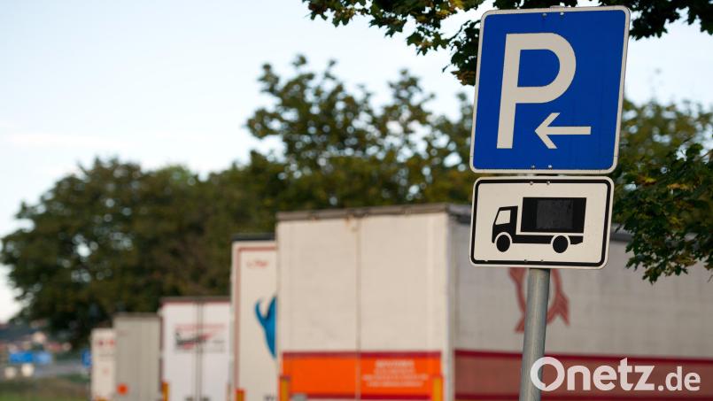 Geparkte Lastwagen stehen auf einem Autobahnrastplatz. &quot;Planenschlitzer&quot; haben zuletzt zweimal in der Region zugeschlagen und Ladung aus den Aufliegern gestohlen. Bild: Inga Kjer/dpa