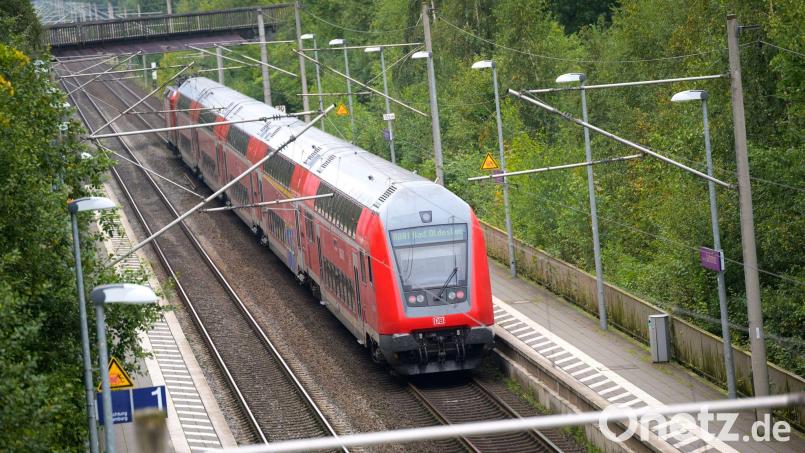 Während der Sanierungsarbeiten zwischen Regensburg und Schwandorf müssen sich Fahrgäste in diesem Sommer auf einige Änderungen einstellen. Symbolbild: Jonas Walzberg/dpa