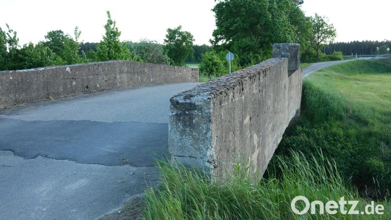 Diese Brücke über den Fensterbach in Irrenlohe dürfen künftig nur noch Radfahrer und Fußgänger benutzen. Zur Sicherheit erhält die Brüstung einen Handlauf. Bild: rhi