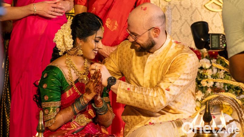 Aparna Suresh und Philipp Schöner haben in Indien nach traditioneller Art geheiratet. Bild: Benjamin Karg/exb