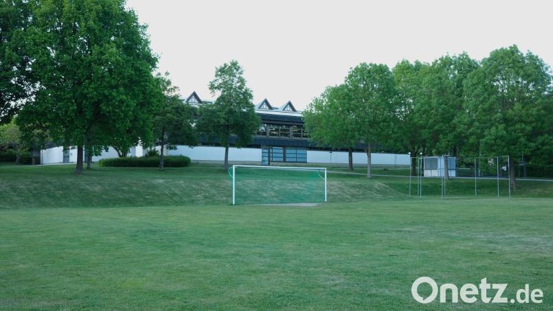 Hier auf diesem Nebenplatz des Sepp-Simon-Stadions in unmittelbarer Nachbarschaft zur Oberpfalzhalle (Hintergrund) könnte das neue Schwandorfer Mittelschulzentrum entstehen. Vorausgesetzt, die Stadträte entscheiden sich für diesen Standort. Bild: Hirsch