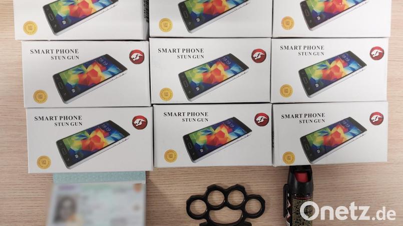 Die Bundespolizei Waidhaus stellte bei der Kontrolle eines Mannes verbotene Waffen sicher, unter anderem als Smartphones getarnte Elektroimpulsgeräte. Symbolbild Bundespolizei