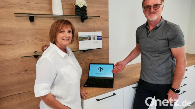 Der Ideengeber Wolfgang Altmeyer von &quot;DerBrillenmann GmbH&quot; stellt Quartiermanagerin Petra Brenner das neue Quartier-Portal als Eslarner Pilotprojekt vor. Bild: gz