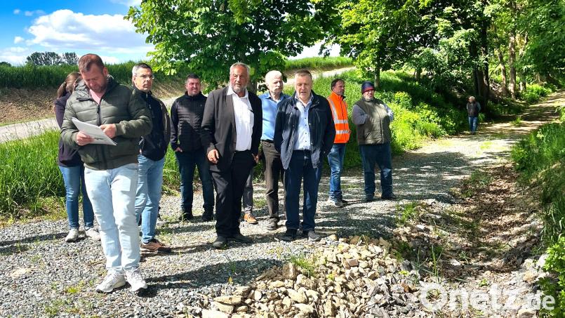 Wasser wird bei Starkregen in den ungenutzten Hohlweg bei Woppenrieth geleitet. Bild: Simon Schwab
