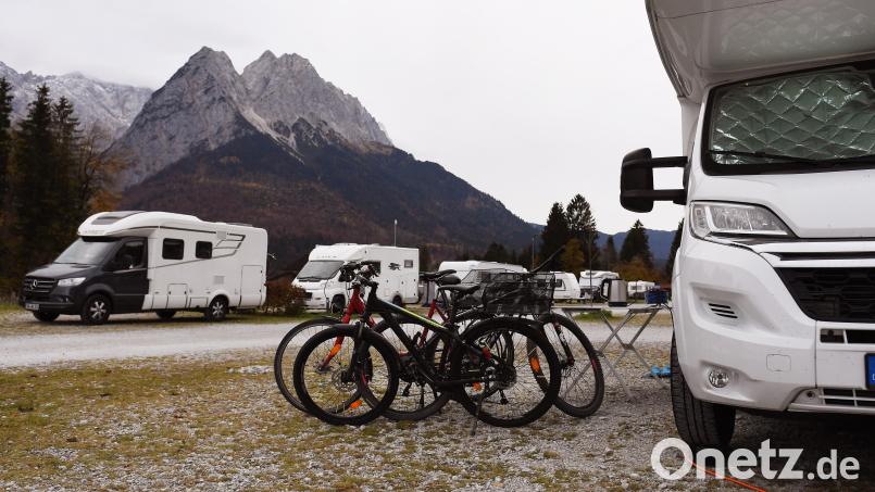 Camping mit Aussicht: Wer hier parkt, ist morgens früh auf dem Gipfel. Symbolbild: Angelika Warmuth/dpa