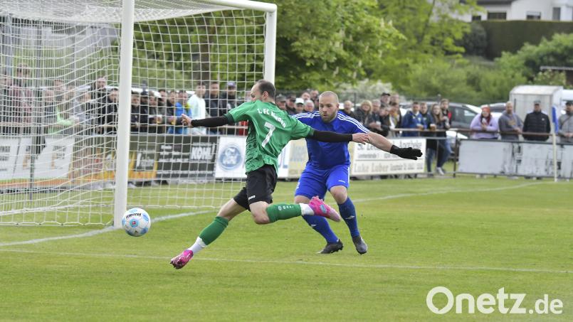 Florian Holfelder (links) vom 1. FC Rieden scheitert in dieser Szene an Michael Heisig im Tor des TSV Erbendorf. Bild: Hubert Ziegler