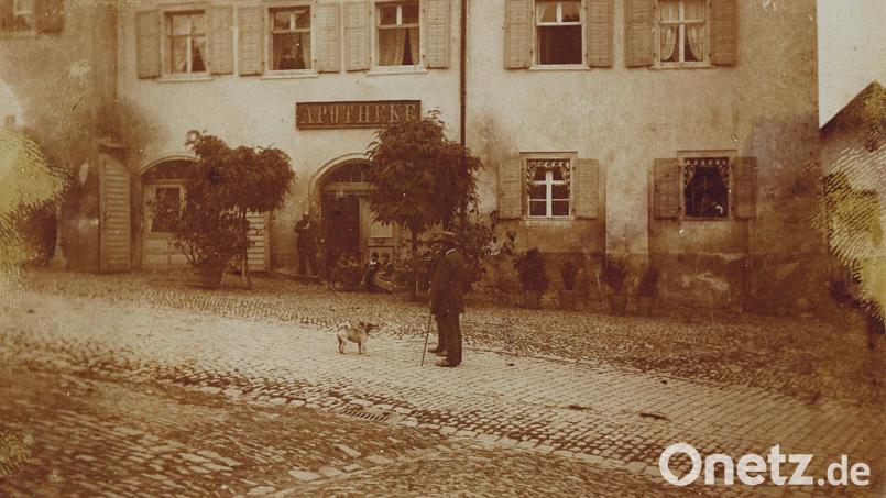 Als Schenkung erhielten das Stadtarchiv und das Stadtmuseum vor kurzem verschiedene Erinnerungsstücke aus der Sindersbergerschen Apotheke in Nabburg. Repro: Gotthard Kemmether