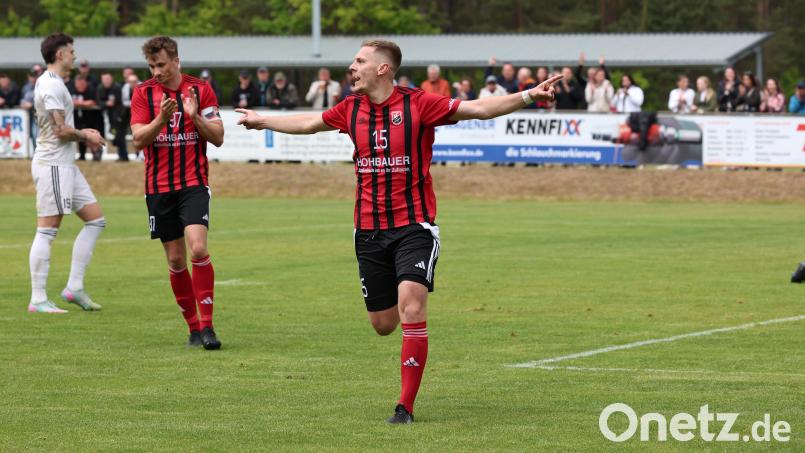 Felix Diermeier (vorne) steuerte zwei Treffer zum Heimsieg des SC Luhe-Wildenau am letzten Spieltag der Landesliga Mitte gegen den TSV Seebach bei. Bild: Dieter Jäschke