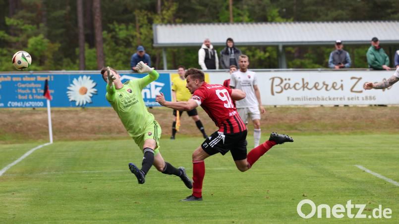 Nico Argauer (rechts) war nicht zu stoppen: Der Torjäger des SC Luhe-Wildenau traf beim 6:0-Kantersieg gegen den TSV Seebach dreimal. Bild: Dieter Jäschke