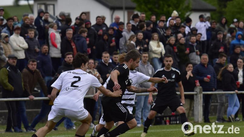 Andreas Plank (am Ball) versucht sich gegen die Chambtaler durchzusetzen. Hinten rechts sein Zwillingsbruder Matthias. Bild: mhs