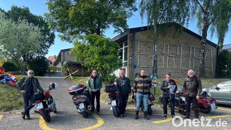 Die Kraftradgruppe Frohsinn vor dem Tempel-Museum in Etsdorf.Von links: Kai Fleming, Andreas Eucker, Eggs Gildo, Arno Frank, Oliver Maria Schmitt und Till Mette. Bild: Wilhelm Koch