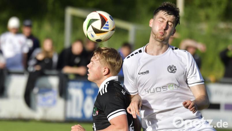 In der Relegation zur Bayernliga kommt es zum Derby zwischen der DJK Gebenbach (rechts David Vidovic) und der DJK Ammerthal (im Bild Michael Janner). Beim jüngsten Duell am 3. Mai siegte Ammerthal klar mit 5:1. Archivbild: Hubert Ziegler