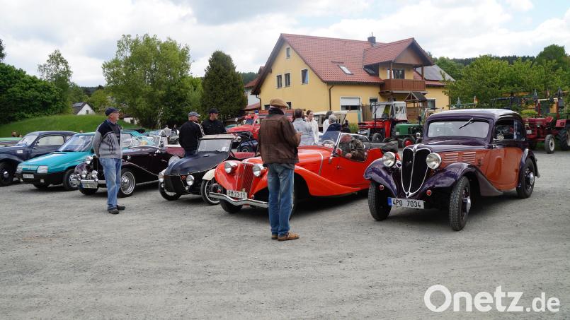 Echte Liebhaberstücke waren beim Oldtimertreffen in Schönsee zu sehen. Die Fahrzeuge wurden genau begutachtet und bewundert. Bild: wel