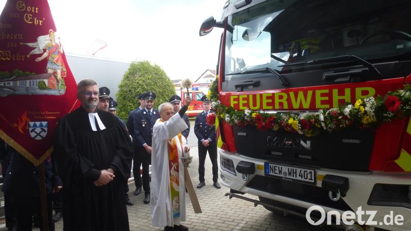 Pfarrer Varghese Puthenchira erteilte dem neuen Fahrzeug der Feuerwehr Weiherhammer den kirchlichen Segen. Bild: bk