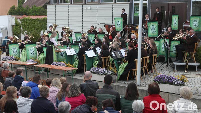 Die Jugendblaskapelle Fensterbach lud am Samstag zur Frühlingsserenade auf den Dorfplatz in Wolfring ein. Bild: Hirsch