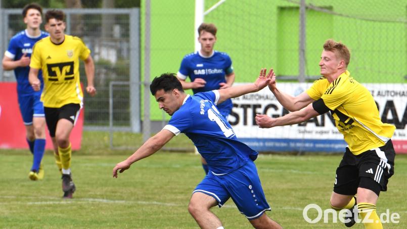 Die SpVgg SV Weiden II (blaue Trikots) hatte auch im letzten Spiel der Saison gegen den SV Hahnbach die Nase vorn und sicherte sich die Landesliga-Relegation. Bild: Büttner
