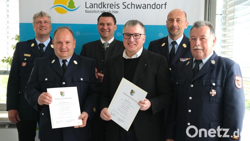 Überreichung von Ernennungsurkunden (von links): Kreisbrandinspektor Christian Weinfurtner, Kreisbrandmeister Markus Stubenrauch, Landrat Thomas Ebeling, Dekan Michael Hirmer, Kreisbrandrat Christian Demleitner und den scheidenden Kreisbrandmeister Konrad Hoch. Bild: Hirsch