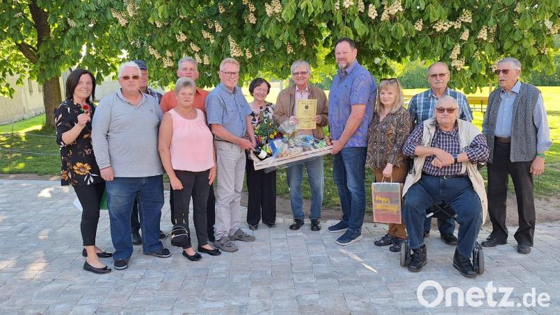 Über Präsentkorb und viele Glückwünsche zum 80. Geburtstag freute sich Klaus Hannes Kahler (Sechster von rechts) bei der Feier im Gasthaus Melchner. Bild: sei