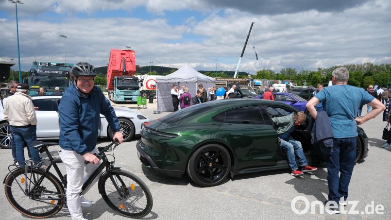 Ambergs Oberbürgermeister Michael Cerny kam mit seinem E-Bike zum 1. Amberger Elektromobilitätstag. Bild: gsp