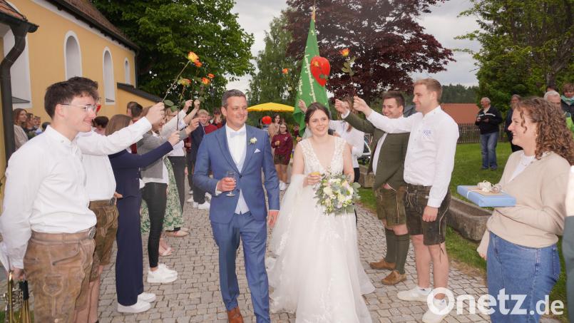Bei der Waldthurner Landjugend sind Magdalena und Johannes Janker Mitglieder. Zur Hochzeit gratulieren die beiden Vorsitzenden Dorothee Pleyer (rechts) und Simon Schwab am Kirchenportal in Neukirchen zu St. Chr. Bild: fvo