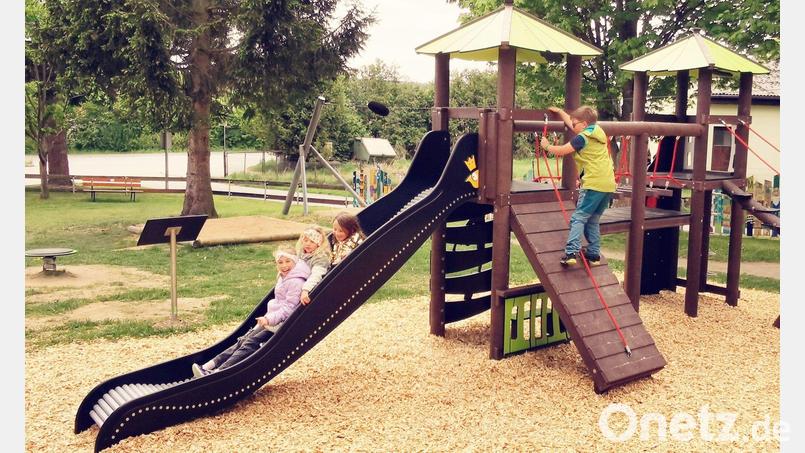 Die neue Rutsch- und Kletterkombination am Spielplatz an der Nürnberger Straße ziehen Mädels und Jungs an. Bild: gz