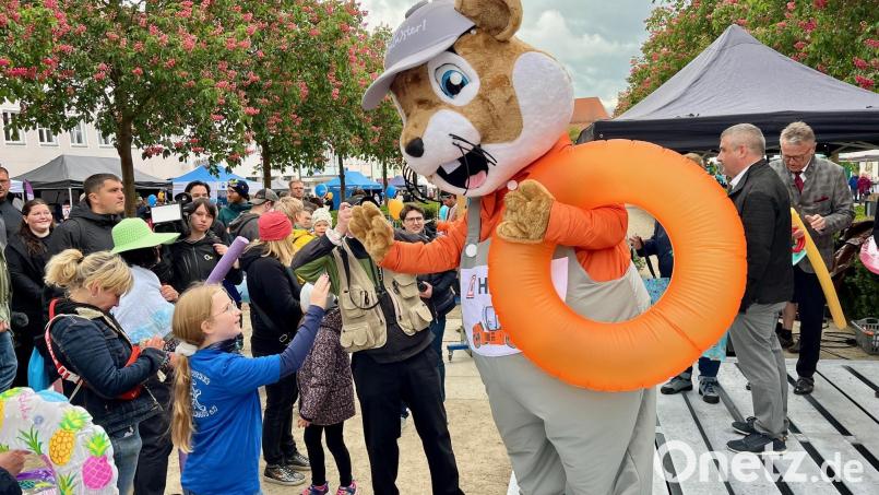 Auch das Maskottchen des Walzenherstellers Hamm hatte sich Badeutensilien besorgt. Bild: Gabi Schönberger