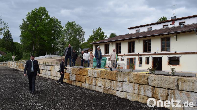 Im &quot;Natur Resort Seeblick&quot; schreiten die Arbeiten zügig voran. Landrat Thomas Ebeling und der Trausnitzer Gemeinderat besichtigen die Baustelle. Bild: bnr