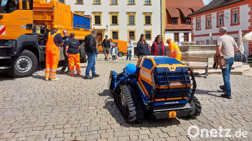 Moderne Straßenkehrmaschinen fahren selbstständig. Davon konnten sich die Besucher am Tag der offenen Tür überzeugen. Bild: mfh