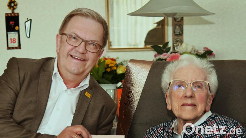 Bürgermeister Martin Preuß gratulierte der 95-jährigen Irma Donhauser zum Geburtstag und überreichte einige Euro Amberger Stadtgeld. Bild: Gerhard Franz [gf] (G.FRANZ.AMBERG@T-ONLINE.DE)
