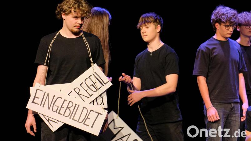 Männer haben&#039;s auch nicht leicht - schnell wird ihnen ein Etikett verpasst: &quot;Eingebildet&quot; - &quot;karrieregeil&quot; - &quot;Macho&quot;. In dieser Szene aus der Programmpräsentation im Februar im Stadttheater bekommt der Mann all die stereotypen Vorwürfe umgehängt. Hält er das aus? Bild: Peter Ringeisen