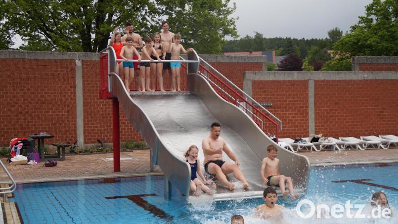Bürgermeister Rudolf Teplitzky rutschte als erster in das Becken, gefolgt von Kioskbetreiber Ardi Iseni und Matthias Pöll (oben stehend, von links) sowie den Kindern der Wasserwacht. Bild: wel